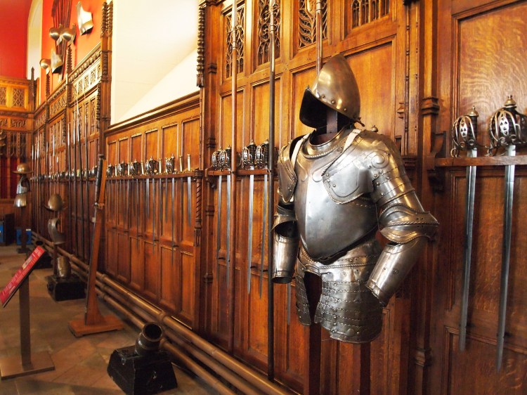 Some time later, the Great Hall was used as a space for army barracks. Nowadays, it welcomes visitors with its famous wooden ceiling and rows of Scottish armor. 